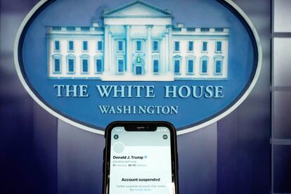 Una ilustración fotográfica muestra la cuenta de Twitter suspendida del presidente de Estados Unidos, Donald Trump, en un 'smartphone' en la sala de reuniones de la Casa Blanca en Washington, el 8 de enero de 2021.