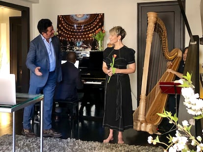 De izquierda a derecha, el tenor Piotr Beczala, el director Howard Watkins (al piano), la soprano Joyce DiDonato y el harpa Emmanuel Ceysson, en casa de DiDonato interpretando extractos de Manon tras la suspensión de la obra en el Metropolitan.