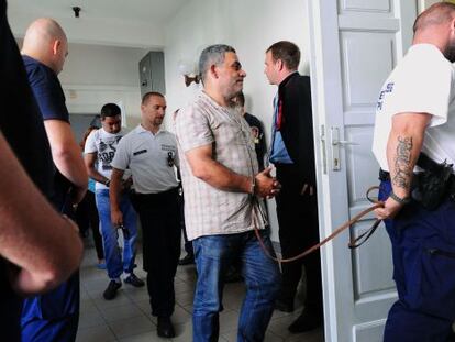 Uno de los detenidos (de cuadros) en el juzgado de Kecskemet.