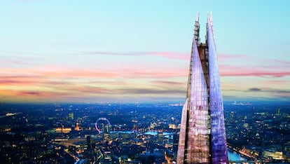 La cima del edificio The Shard en primer plano. Al fondo el Big Ben y la noria del London Eye.