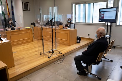 El psiquiatra Javier Criado en el banquillo de los acusados en los juzgados de Sevilla, al inicio del juicio por presuntos abusos a mujeres, en noviembre de 2021.