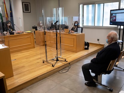 El psiquiatra Javier Criado en el banquillo de los acusados en los juzgados de Sevilla, al inicio del juicio por presuntos abusos a mujeres, en noviembre de 2021.