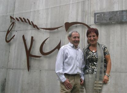 Rafael Rezabal, uno de los descubridores de Ekain, junto a la viuda de Andoni Albizuri, ayer en la entrada de la réplica de la cueva.