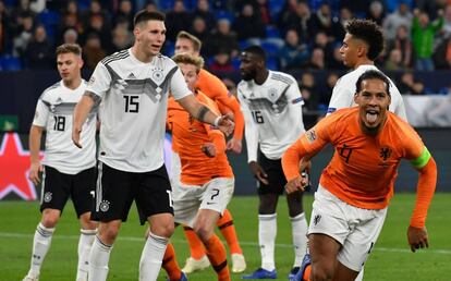 Virgil van Dijk celebra el empate que valió la clasificación de Holanda.