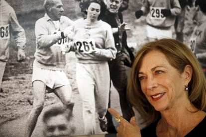 Kathrine Switzer posa ante la fotograf&iacute;a del marat&oacute;n de 1967. 