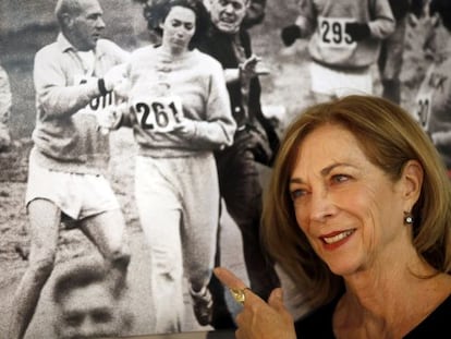 Kathrine Switzer posa ante la fotograf&iacute;a del marat&oacute;n de 1967. 