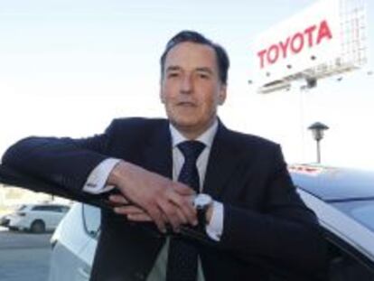 Jacques Pieraerts, presidente de Toyota en Espa&ntilde;a, apoyado en un coche h&iacute;brido.
