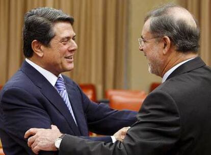 El diputado del PP Federico Trillo saluda al ministro de Justicia, Mariano Fernández Bermejo.
