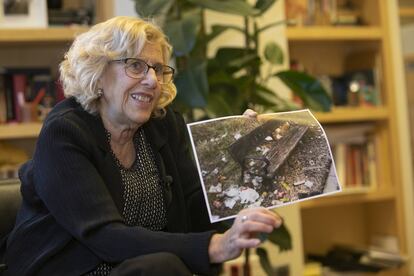 Carmena sostiene un fotograma de un videoclip de la campaña Infectado Distrito realizado por La Excepción.