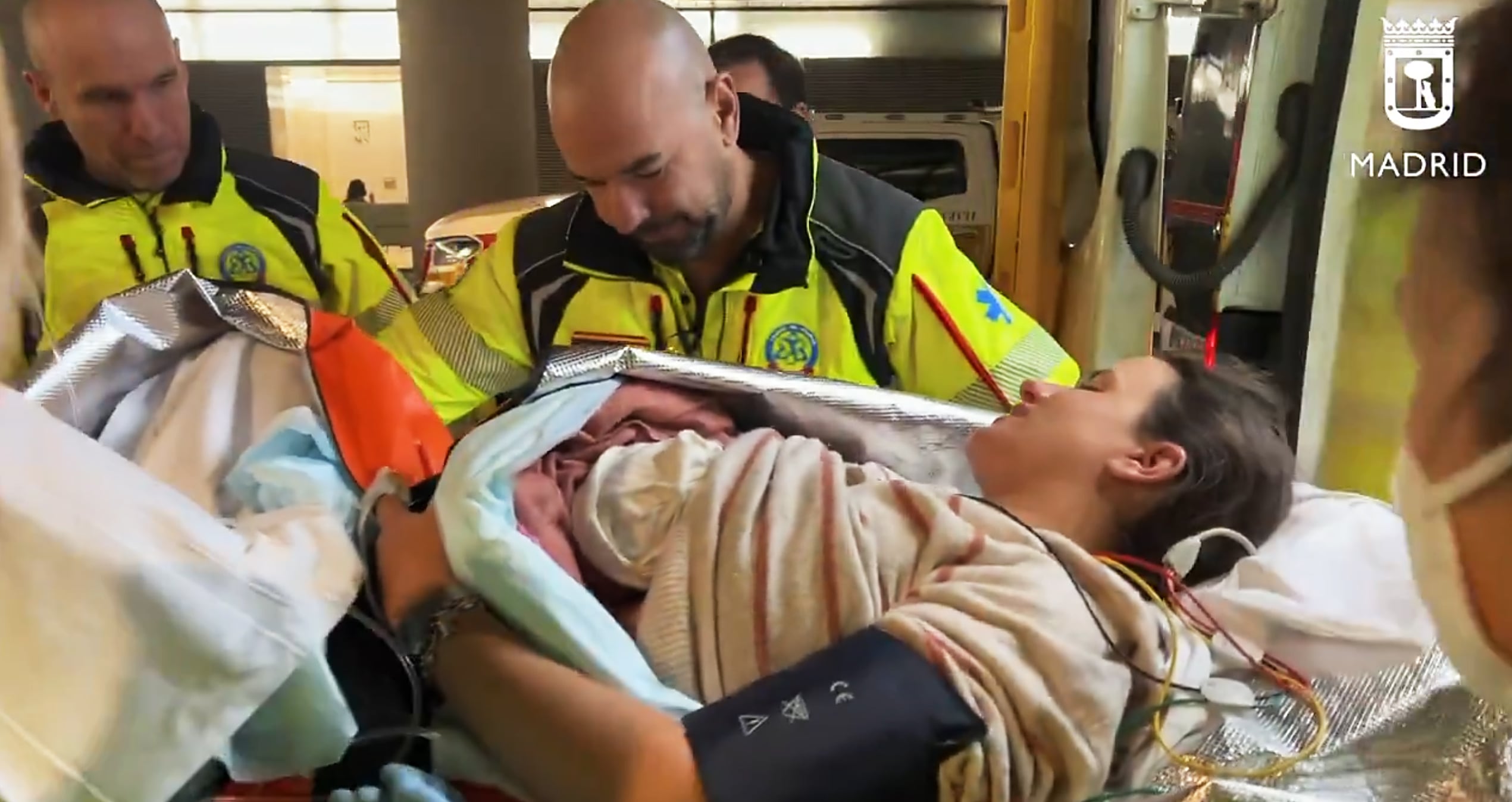 Bambina nasce nel portale di un edificio a Madrid