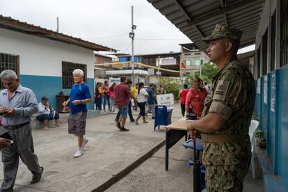 Elementos del Ejército custodian los centros de votación en la zona de Durán para las Elecciones Presidenciales de Ecuador 2023