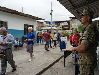 Elementos del Ejército custodian los centros de votación en la zona de Durán para las Elecciones Presidenciales de Ecuador 2023