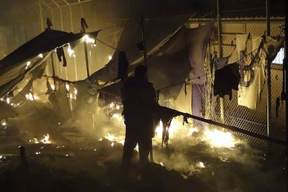 As chamas destroem as barracas no campo de Moria