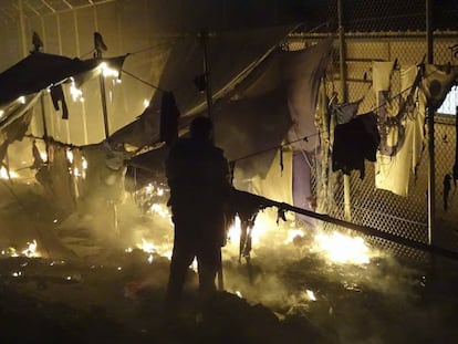 As chamas destroem as barracas no campo de Moria