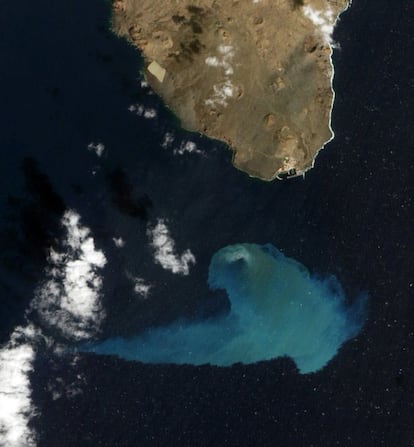 Foto facilitada por la NASA que ganó la primera edición del concurso, muestra la mancha provocada en el océano por el volcán submarino de El Hierro y fue captada por el satélite EO-1 el 10 de febrero de 2012. La NASA ha felicitado hoy a las Islas Canarias por haberse convertido de nuevo en la protagonista de su certamen para elegir la imagen del año de la Tierra desde el espacio, rescatando de su archivo sus cinco imágenes favoritas de las miles que han tomado de las islas sus satélites y astronautas.