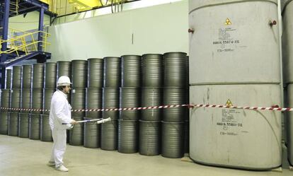 IUn trabajador de la central de Chernobyl mide los niveles de radiación de la planta.