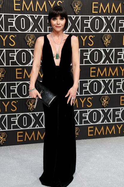Christina Ricci, que acudía representado a 'Miércoles' de Tim Burton, lució un vestido negro de pronunciado escote de Saint Laurent combinado con unas espectaculares joyas. Su bolso también es de la firma francesa.
