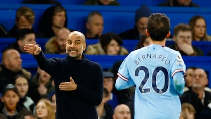 Guardiola da instrucciones a Bernardo Silva durante el partido contra el Chelsea, este jueves.