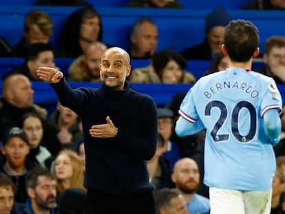 Guardiola da instrucciones a Bernardo Silva durante el partido contra el Chelsea, este jueves.