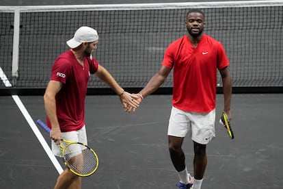 Los estadounidenses Jack Sock (30 años) y Frances Tiafoe (24 años) se dan la mano tras ganar un punto. 