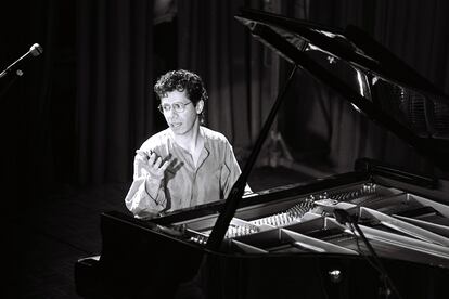 Chick Corea, sentado al piano, durante un concierto en marzo de 1990. 