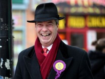 El l&iacute;der del UKIP, Nigel Farage, hace campa&ntilde;a en febrero pasado.