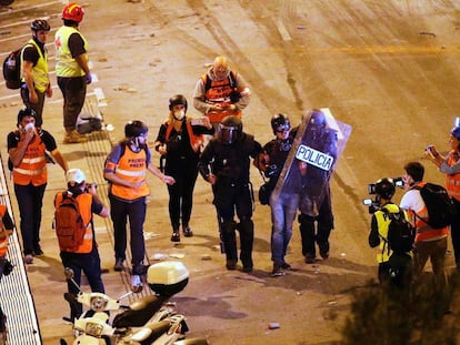 Dos policies detenen el fotoperiodista d'EL PAÍS Albert Garcia, l'octubre passat.