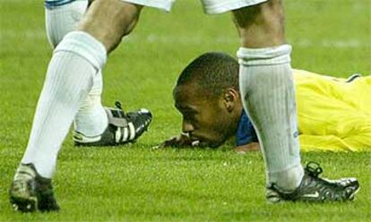 Henry, en el suelo, tras fallar una de las ocasiones del Arsenal en Kiev.