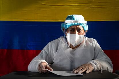 Personal de salud evalúa a pacientes para detectar covid-19, en Colombia.
