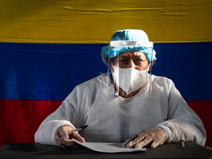 Personal de salud evalúa a pacientes para detectar covid-19, en Colombia.