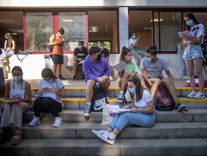 Varios estudiantes, antes de entrar a la prueba de Selectividad en junio de 2021 en la Universidad de Sevilla.