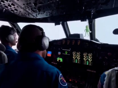 Interior de un avión de la Oficina Nacional de Administración Oceánica y Atmosférica de Estados Unidos.