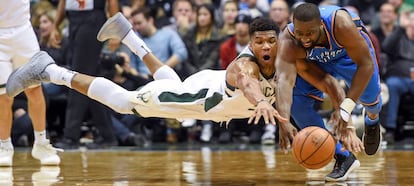 Antetokounmpo y Felton se lanzan por un balón.