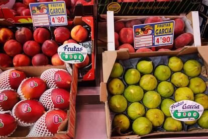 Precio de la fruta en un puesto de un mercado de Madrid.