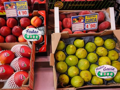 MADRID, 12/07/2023.- Precio de la fruta en un puesto de un mercado de Madrid