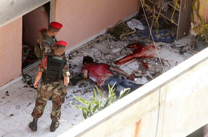 El cuerpo del tirador sirio yace en la terraza tras ser abatido por los soldados. En el interior del apartamento las fuerzas de seguridad encontraron otro ciudadanos sirio muerto.