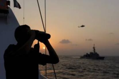 Fotografía facilitada por la Armada francesa que muestra a un miembro del equipo de protección EPE durante una guardia de vigilancia en la fragata Jean de Vienne, frente a la costa de Somalia. EFE/Archivo