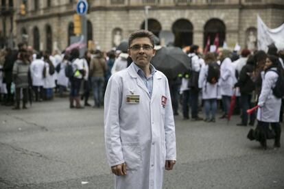 Josep María Tricas, doctor a l'Hospital de Mollet, inclou la falta d'inversió en tecnologia a la protesta. “L'instrumental per fer, per exemple, ecografies és de la generació passada”, i qualifica aquests últims vuit anys com “la pitjor etapa, sens dubte”.