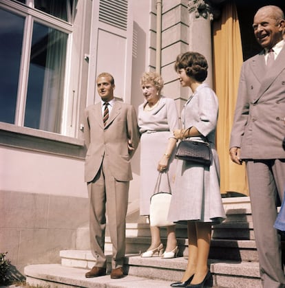 Juan Carlos y Sofía posan ante los fotógrafos tras anunciar oficialmente su compromiso, el 14 de septiembre de 1961, en Lausana (Suiza). Están acompañados por la abuela del entonces príncipe, la reina Victoria Eugenia, y por el padre de la princesa Sofía, el rey Pablo I de Grecia.