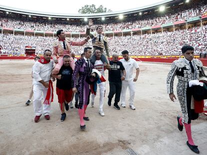 Cayetano y El Juli, a hombros, en la feria de Pamplona.