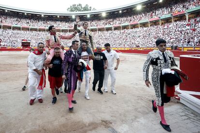 Cayetano y El Juli, a hombros, en la feria de Pamplona.