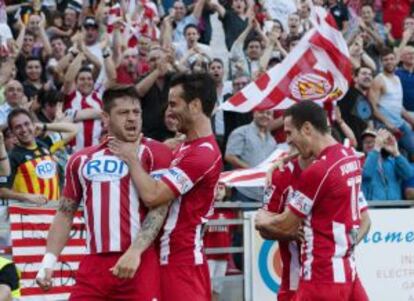 Acuña, felicitado por sus compañeros tras marcar el primer gol ante el Alcorcón