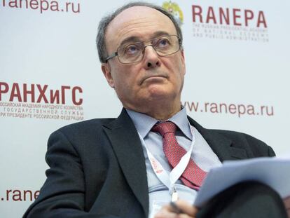 El gobernador del Banco de Espa&ntilde;a, Luis Mar&iacute;a Linde, en el Foro Gaidar en Mosc&uacute; (Rusia).