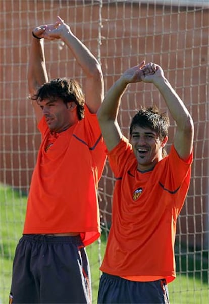 Morientes, a la izquierda, y Villa, ayer durante el entrenamiento del Valencia.