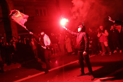 Manifestantes protestan frente a la sede del PSOE en la calle Ferraz de Madrid.