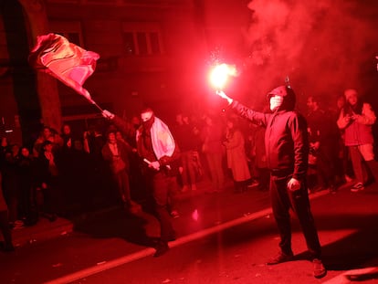 Manifestantes protestan frente a la sede del PSOE en la calle Ferraz de Madrid.