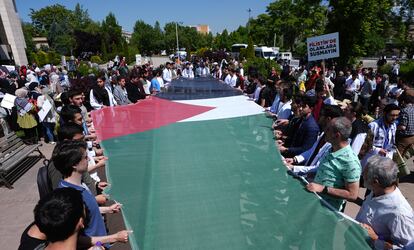 Estudiantes y personal académico de la Universidad Hacettepe organizan una manifestación en el campus en solidaridad con los palestinos y protestan por los ataques de Israel contra Gaza, el 8 de mayo en Ankara (Turquía).