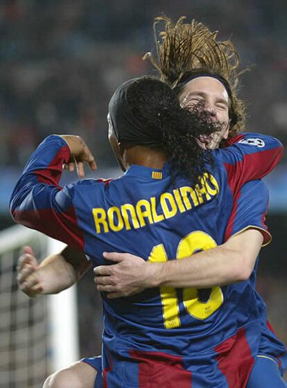 Messi abraza a Ronaldinho