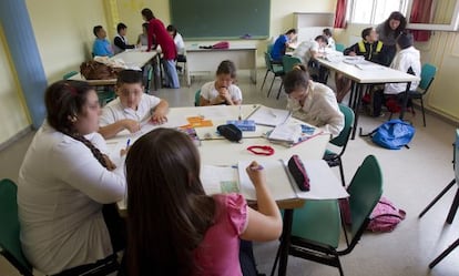 Un grupo de ni&ntilde;os durante una clase impartida en Sevilla por la Fundaci&oacute;n Secretariado Gitano.