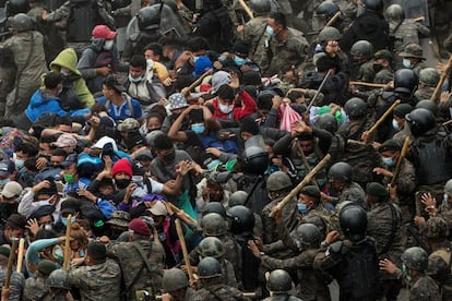 Soldados y policías guatemaltecos golpean a un grupo de migrantes hondureños que caminan por una carretera hoy, en Chiquimula (Guatemala). 